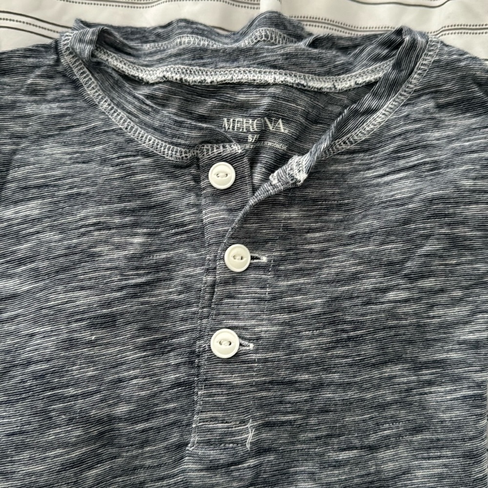 Tee shirt / 3 buttons casual tee - blue/grey - great condition - men’s small